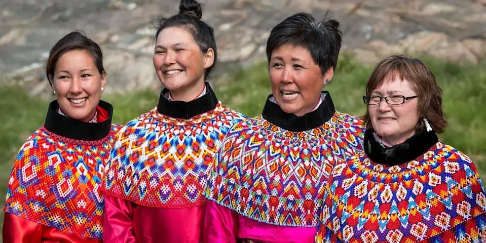 2500x1250_fargerik-kvinne-uummannaq-gronland-hgr-113750--foto_andrea_klaussner